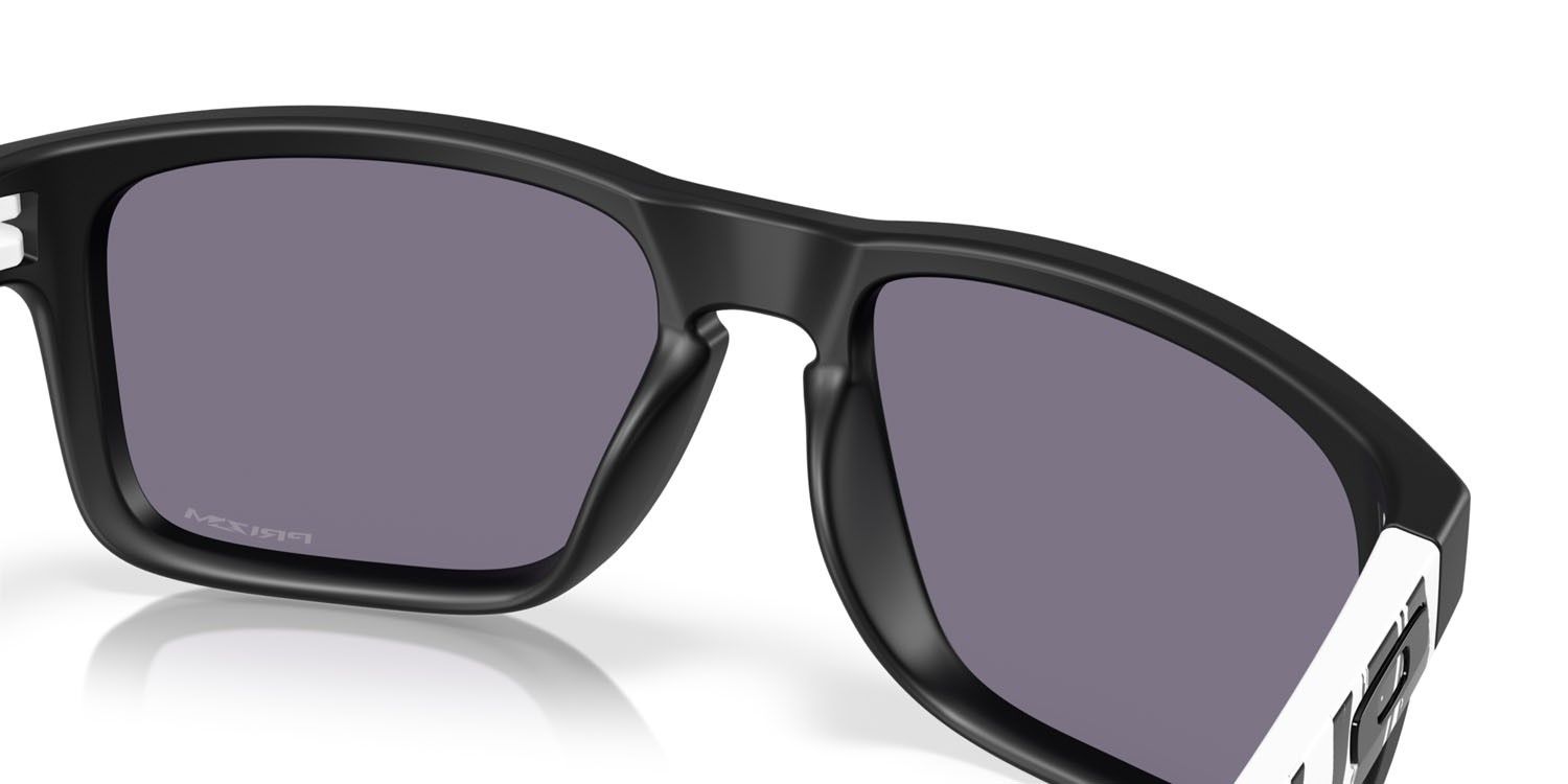 Sonnenbrillen Oakley Holbrook OO 9102 (9102Z5) farbe nero opaco form quadratisch gläser prizm grey