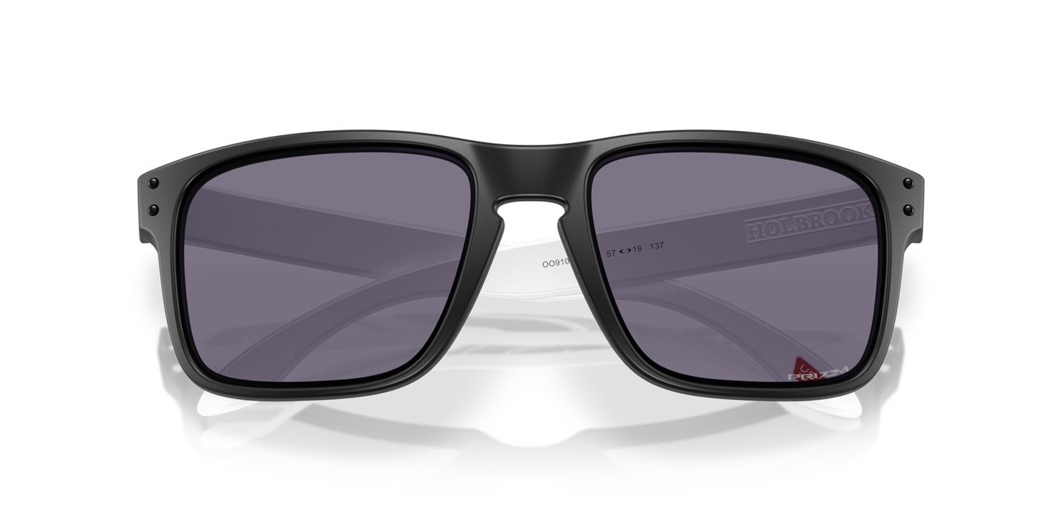 Sonnenbrillen Oakley Holbrook OO 9102 (9102Z5) farbe nero opaco form quadratisch gläser prizm grey