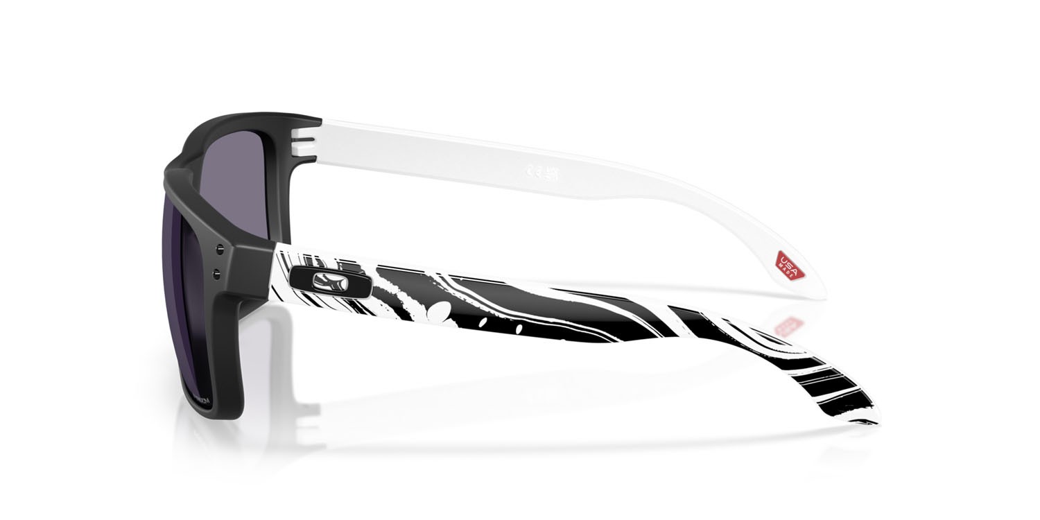 Sonnenbrillen Oakley Holbrook OO 9102 (9102Z5) farbe nero opaco form quadratisch gläser prizm grey