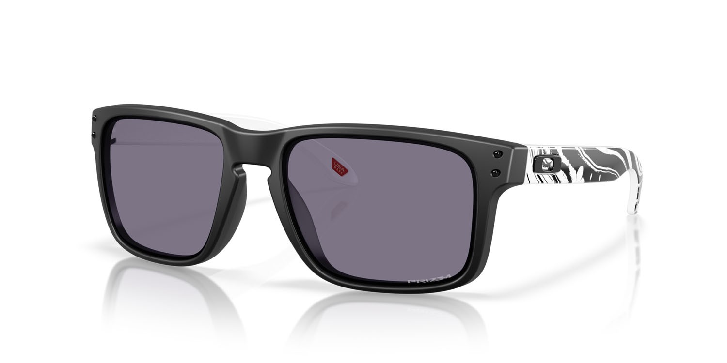 Sonnenbrillen Oakley Holbrook OO 9102 (9102Z5) farbe nero opaco form quadratisch gläser prizm grey