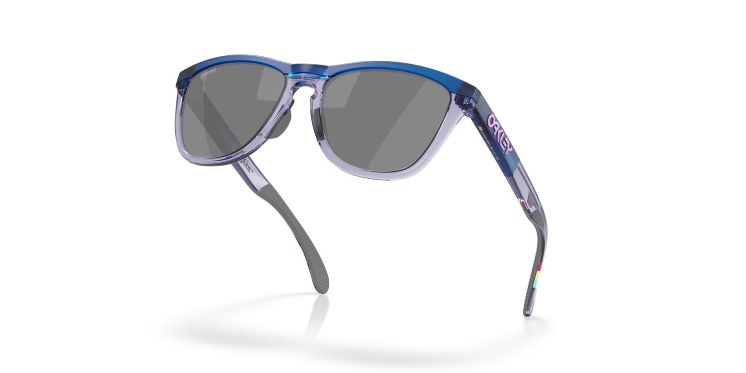 Sonnenbrillen Oakley Frogskins Range X Fortnite Brite Bomber OO 9284 (928416) farbe blu opaco trasparente form rund gläser prizm black