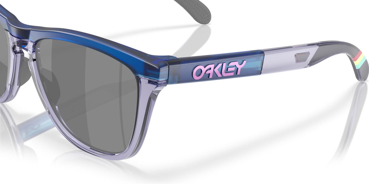 Sonnenbrillen Oakley Frogskins Range X Fortnite Brite Bomber OO 9284 (928416) farbe blu opaco trasparente form rund gläser prizm black