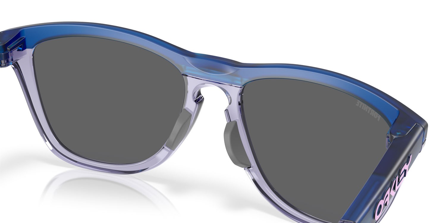 Sonnenbrillen Oakley Frogskins Range X Fortnite Brite Bomber OO 9284 (928416) farbe blu opaco trasparente form rund gläser prizm black