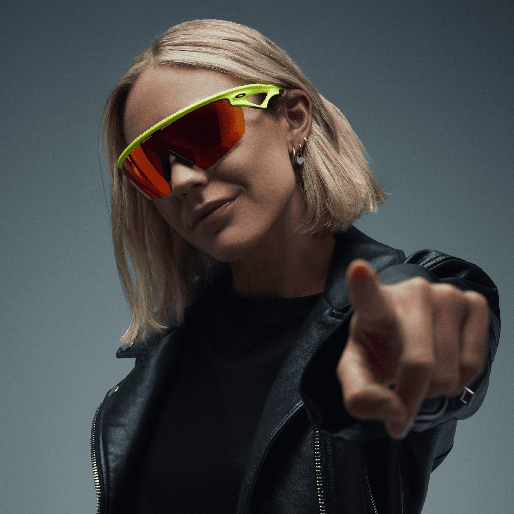 Occhiali da sole Oakley Sphaera Inner Spark Collection OO 9403 (940314) colore matte tennis ball yellow/celeste neuron forma mask lenti prizm ruby
