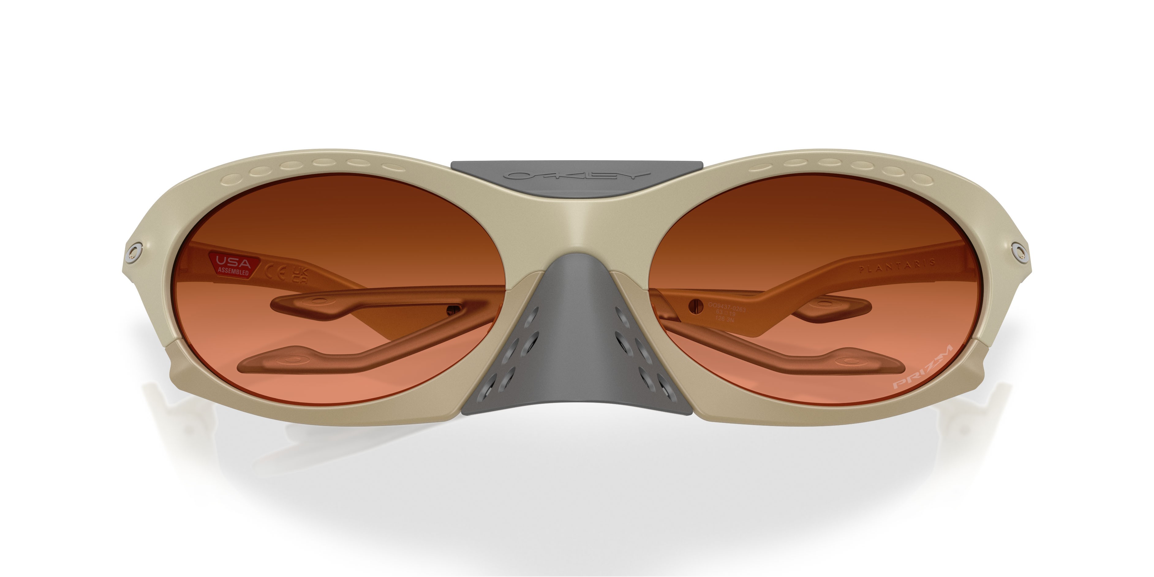 Sonnenbrillen Oakley Plantaris OO 9437 (943702) farbe sabbia opaco form oval gläser prizm bronzo sfumato