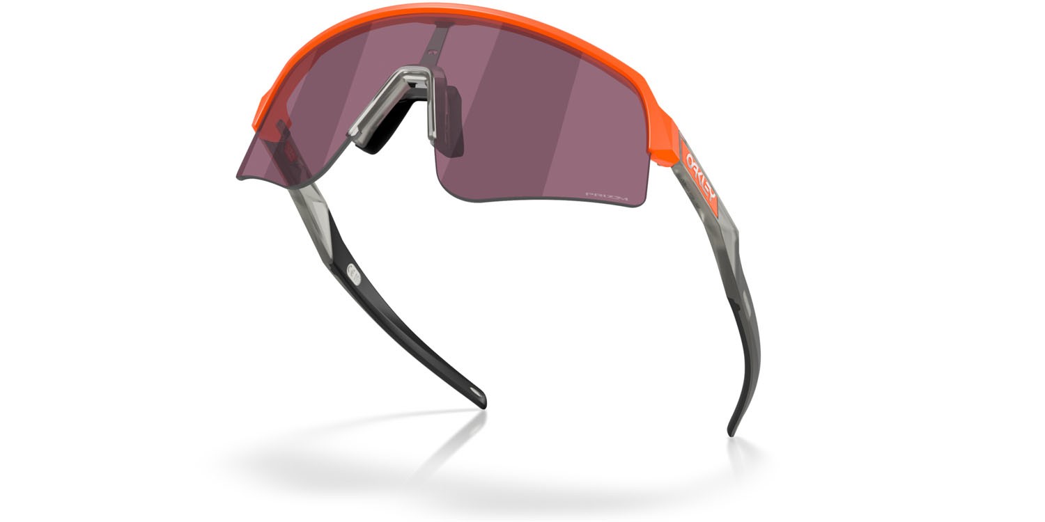 Occhiali da sole Oakley Sutro Lite Sweep OO 9465 (946530) colore arancione neon opaco forma mask lenti prizm road black