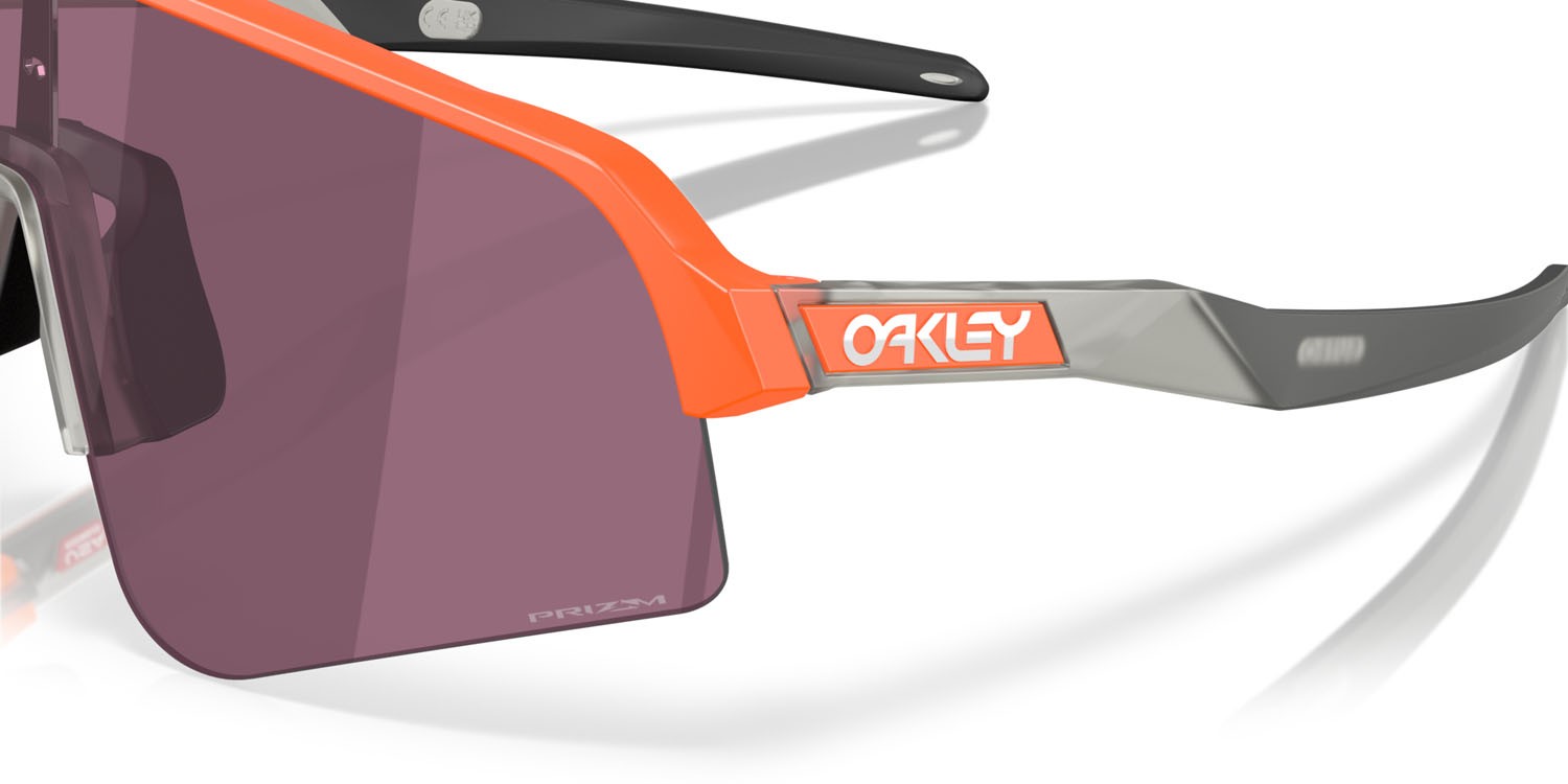 Occhiali da sole Oakley Sutro Lite Sweep OO 9465 (946530) colore arancione neon opaco forma mask lenti prizm road black