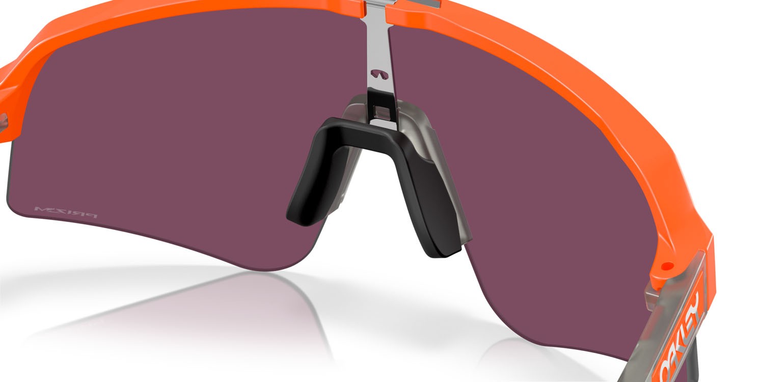 Occhiali da sole Oakley Sutro Lite Sweep OO 9465 (946530) colore arancione neon opaco forma mask lenti prizm road black