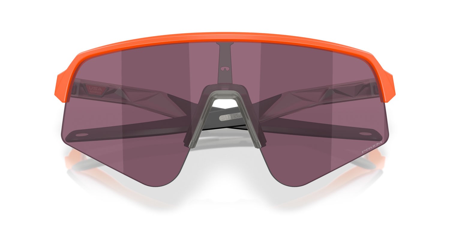 Occhiali da sole Oakley Sutro Lite Sweep OO 9465 (946530) colore arancione neon opaco forma mask lenti prizm road black