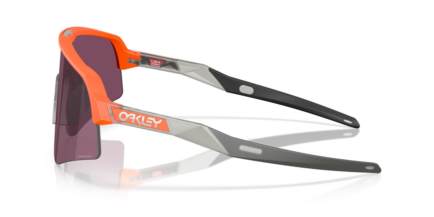 Occhiali da sole Oakley Sutro Lite Sweep OO 9465 (946530) colore arancione neon opaco forma mask lenti prizm road black