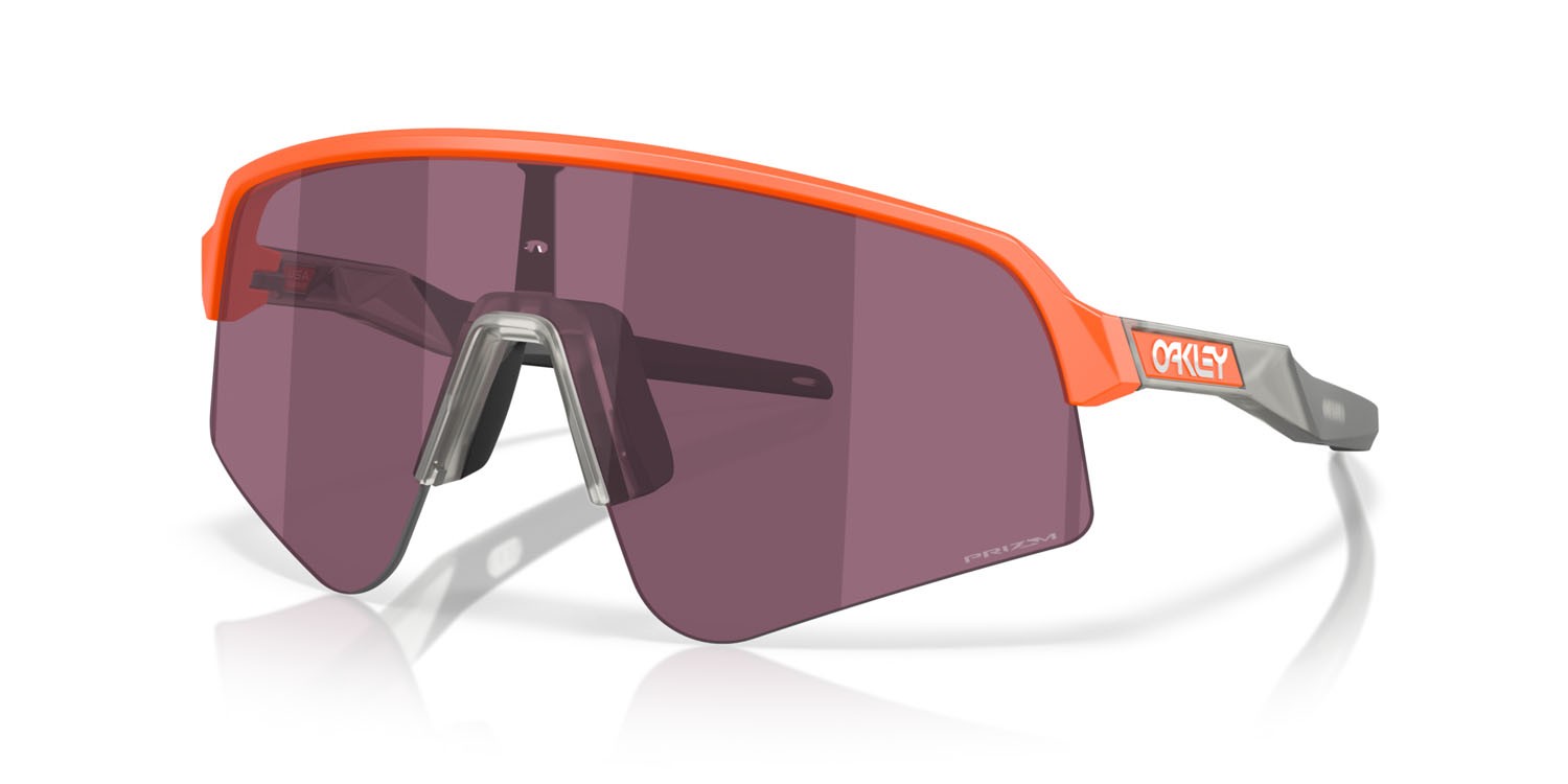 Occhiali da sole Oakley Sutro Lite Sweep OO 9465 (946530) colore arancione neon opaco forma mask lenti prizm road black