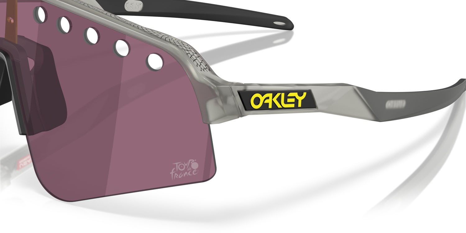 Occhiali da sole Oakley Sutro Lite Sweep Tour de France OO 9465 (946532) colore tour de france grigio opaco/inchiostro forma mask lenti prizm road black