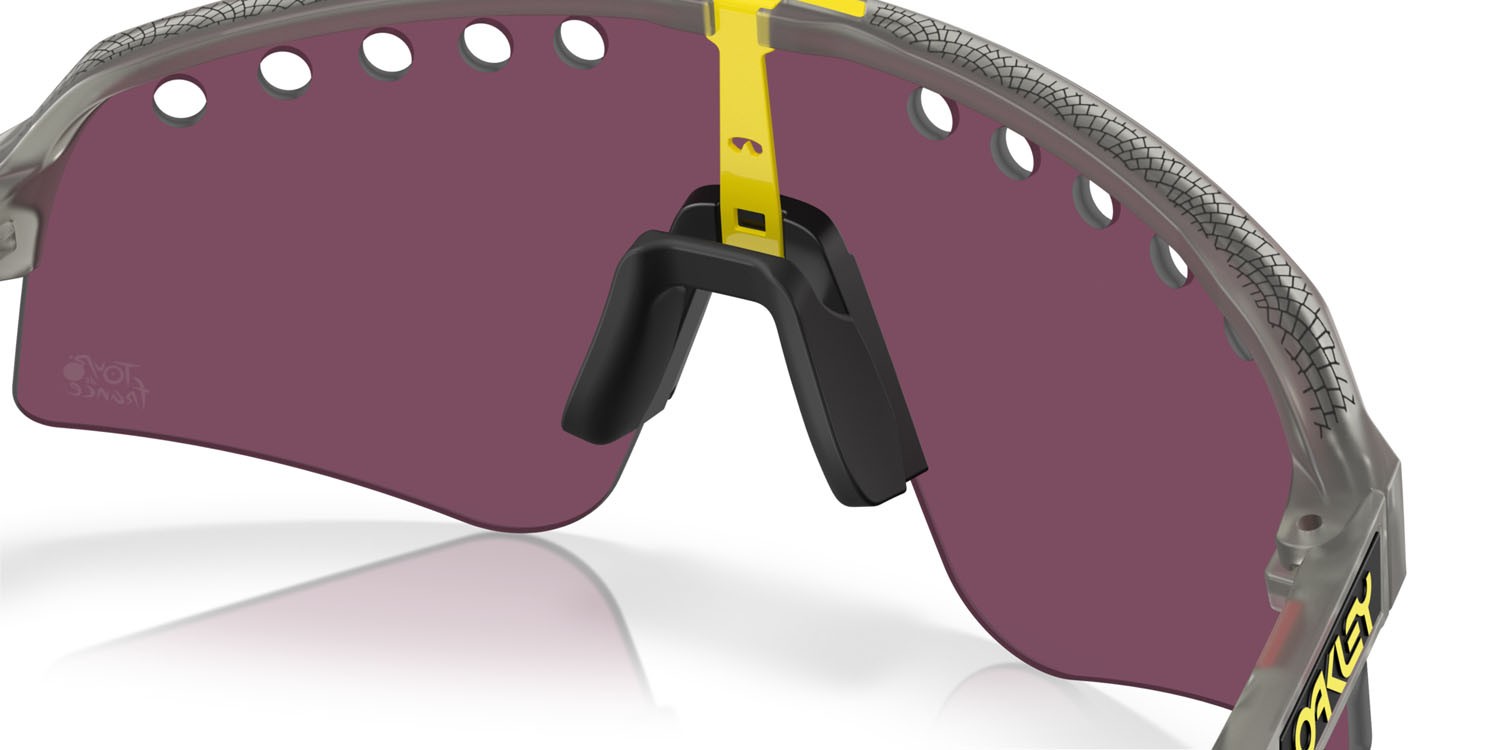 Occhiali da sole Oakley Sutro Lite Sweep Tour de France OO 9465 (946532) colore tour de france grigio opaco/inchiostro forma mask lenti prizm road black