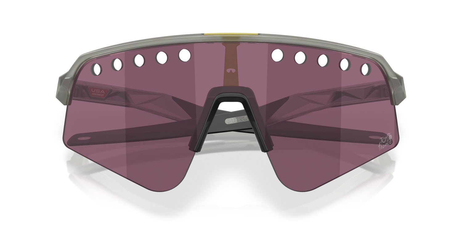 Occhiali da sole Oakley Sutro Lite Sweep Tour de France OO 9465 (946532) colore tour de france grigio opaco/inchiostro forma mask lenti prizm road black