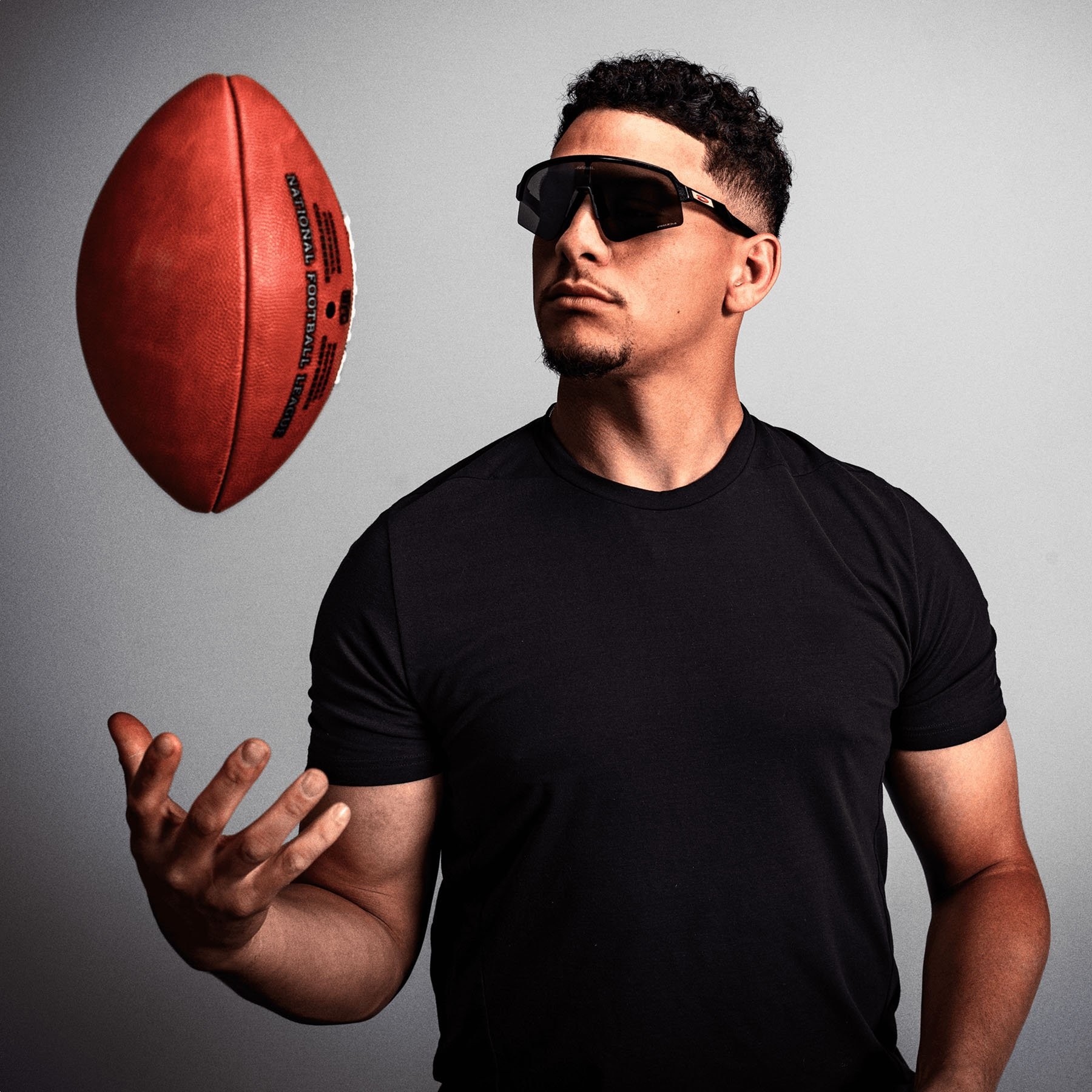 Occhiali da sole Oakley Sutro Lite Sweep Patrick Mahomes II Collection OO 9465 (946534) colore galaxy scuro forma mask lenti prizm black