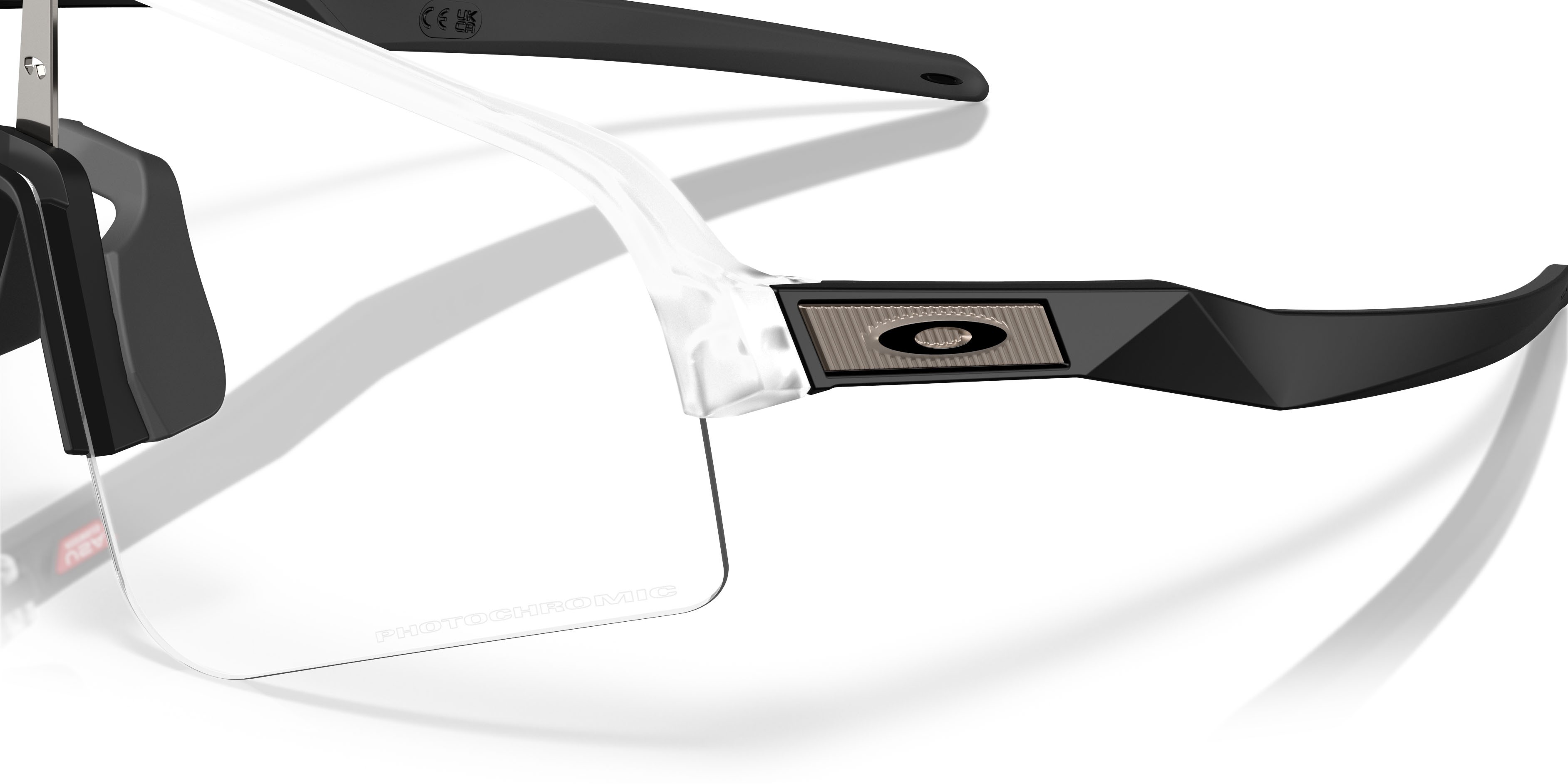 Occhiali da sole Oakley Sutro Lite Sweep OO 9465 (946539) colore trasparente opaco forma mask lenti clear to black iridium photochromic
