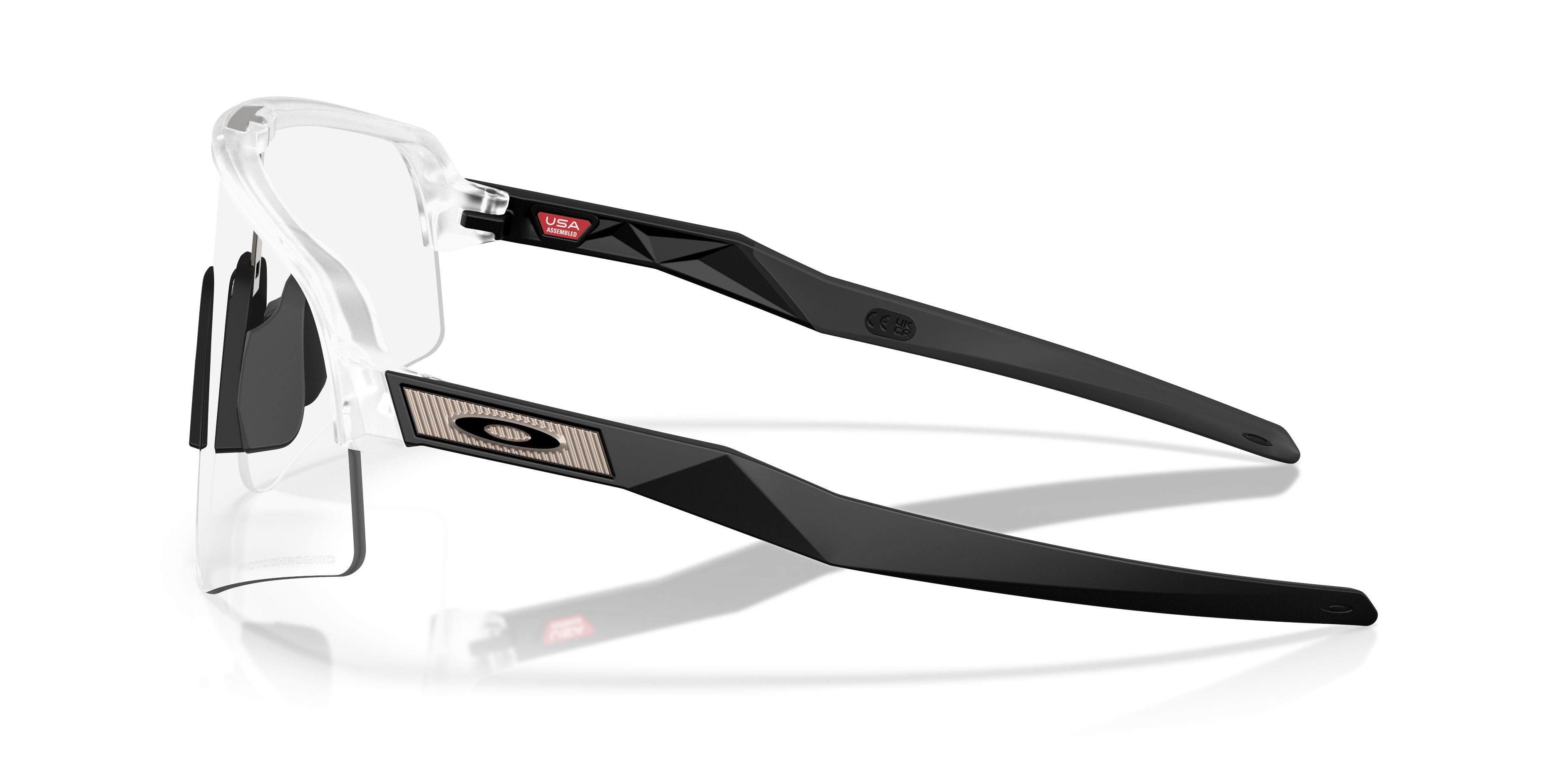 Occhiali da sole Oakley Sutro Lite Sweep OO 9465 (946539) colore trasparente opaco forma mask lenti clear to black iridium photochromic