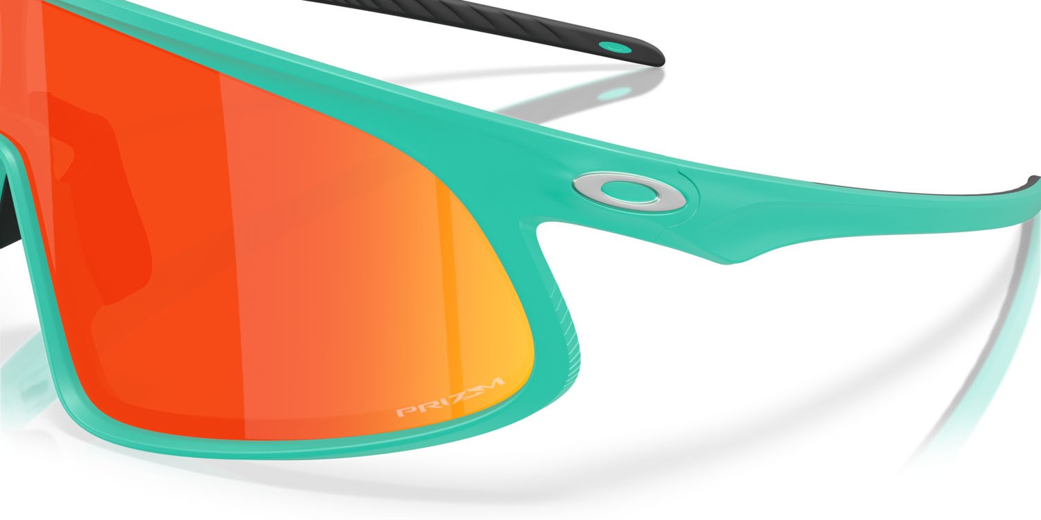 Sonnenbrillen Oakley RSLV OO 9484D (948405) farbe celeste opaco form rechteckig gläser prizm ruby