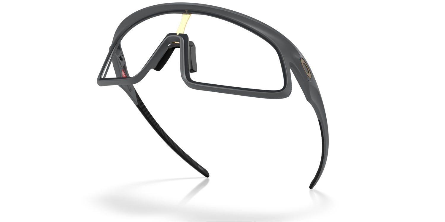 Occhiali da sole Oakley RSLV OO 9484D (948406) colore carbonio opaco forma rettangolare lenti clear to black iridium photochromic