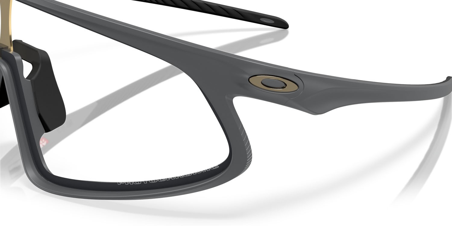 Occhiali da sole Oakley RSLV OO 9484D (948406) colore carbonio opaco forma rettangolare lenti clear to black iridium photochromic