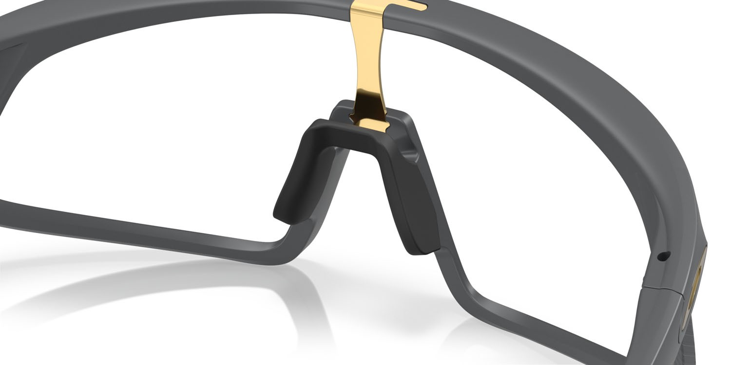 Occhiali da sole Oakley RSLV OO 9484D (948406) colore carbonio opaco forma rettangolare lenti clear to black iridium photochromic
