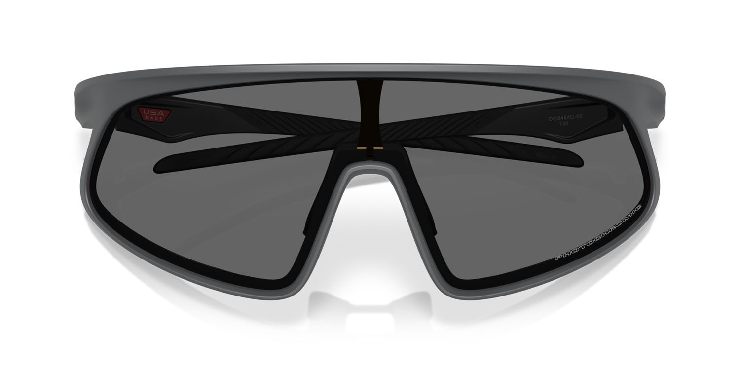 Occhiali da sole Oakley RSLV OO 9484D (948406) colore carbonio opaco forma rettangolare lenti clear to black iridium photochromic