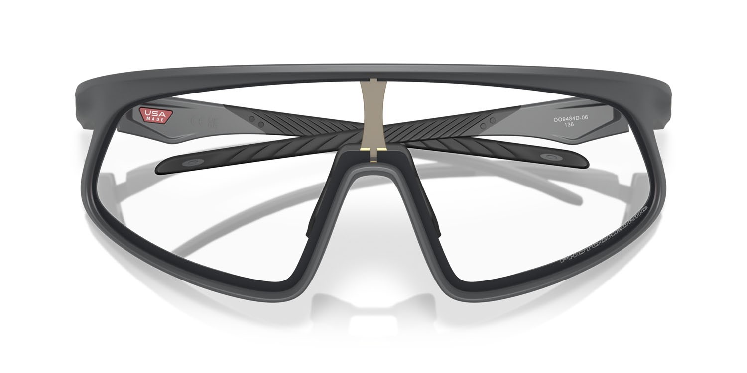 Occhiali da sole Oakley RSLV OO 9484D (948406) colore carbonio opaco forma rettangolare lenti clear to black iridium photochromic