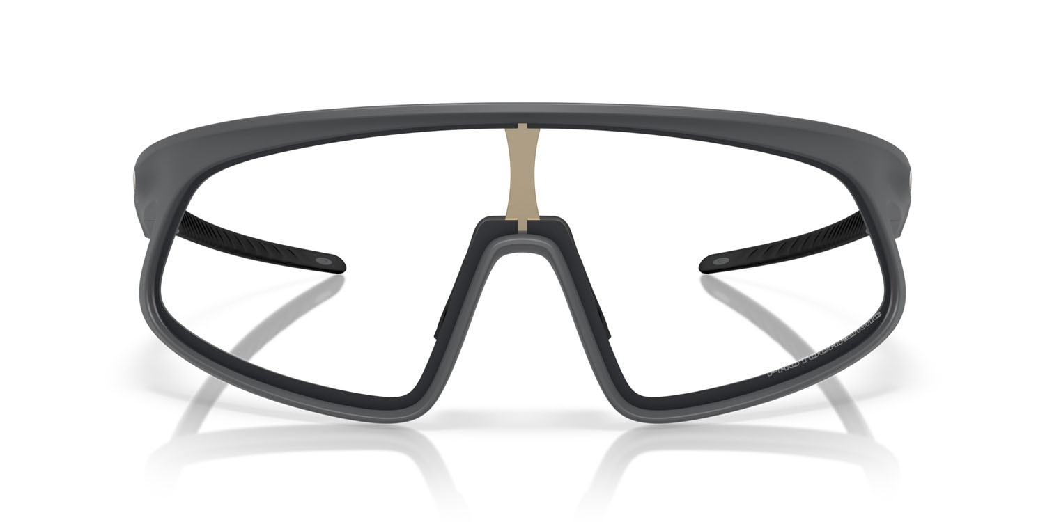 Occhiali da sole Oakley RSLV OO 9484D (948406) colore carbonio opaco forma rettangolare lenti clear to black iridium photochromic