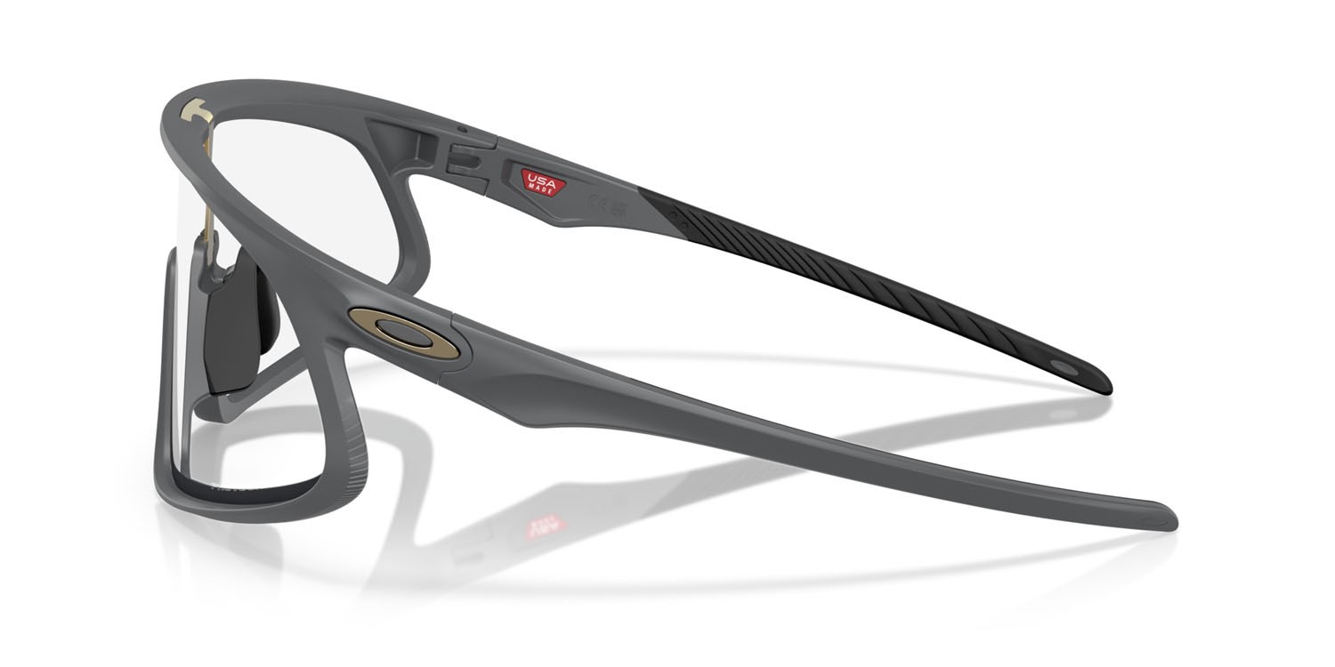 Occhiali da sole Oakley RSLV OO 9484D (948406) colore carbonio opaco forma rettangolare lenti clear to black iridium photochromic