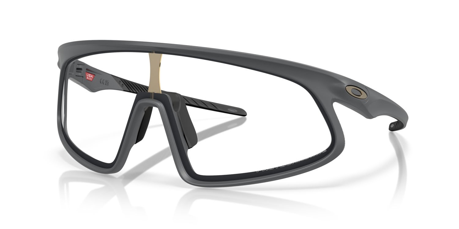 Occhiali da sole Oakley RSLV OO 9484D (948406) colore carbonio opaco forma rettangolare lenti clear to black iridium photochromic