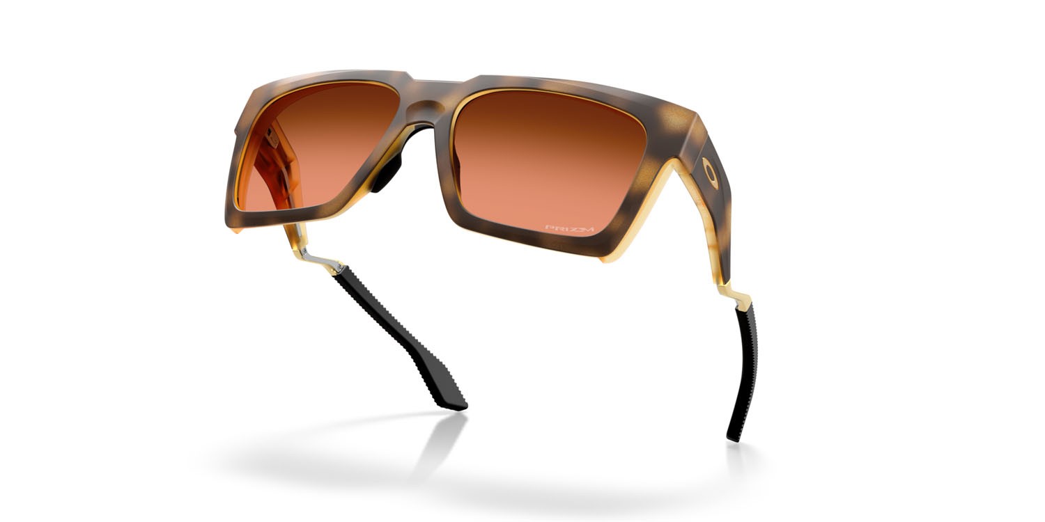 Sonnenbrillen Oakley Enigma Ink OO 9485 (948502) farbe marrone lucido tartarugato form quadratisch gläser prizm marrone sfumato