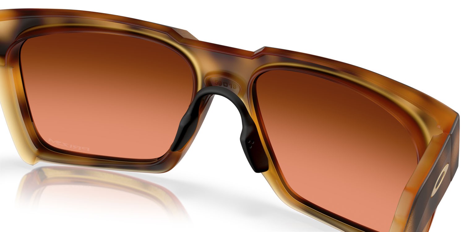 Sonnenbrillen Oakley Enigma Ink OO 9485 (948502) farbe marrone lucido tartarugato form quadratisch gläser prizm marrone sfumato