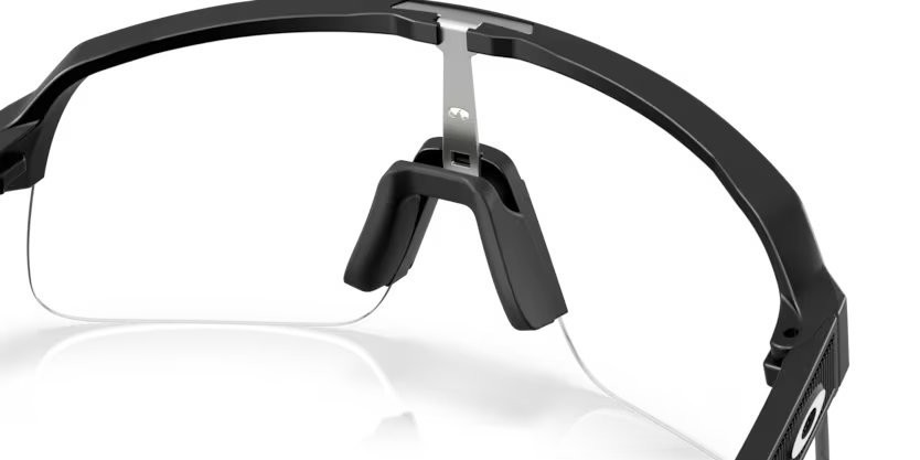 Sonnenbrillen Oakley Sutro Lite S OO 9496 (949607) farbe nero opaco form rechteckig gläser clear to black iridium photochromic