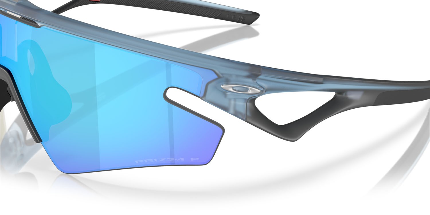 Sonnenbrillen Oakley Sphaera Slash OO 9499 (949903) farbe stonewash trasparente opaco form rechteckig gläser prizm sapphire polarized