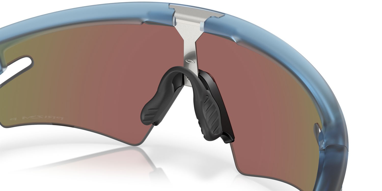 Sonnenbrillen Oakley Sphaera Slash OO 9499 (949903) farbe stonewash trasparente opaco form rechteckig gläser prizm sapphire polarized