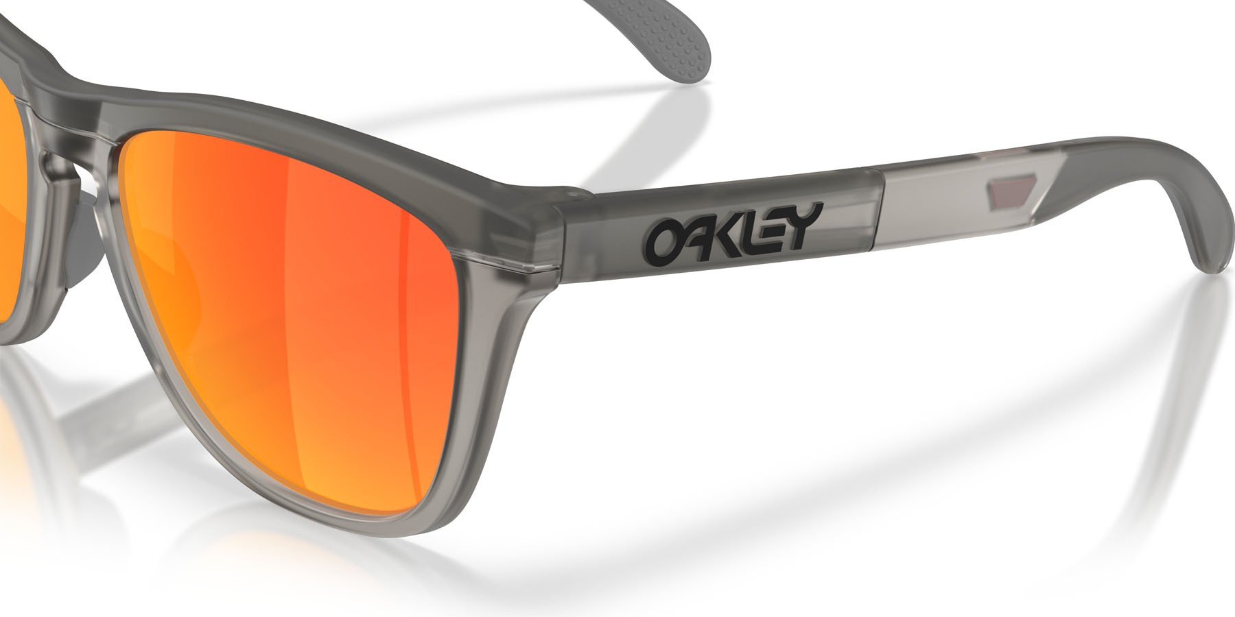 Sonnenbrillen Oakley Frogskins Range XL OO 9503 (950301) farbe grigio fumo opaco/inchiostro grigio form rund gläser prizm ruby