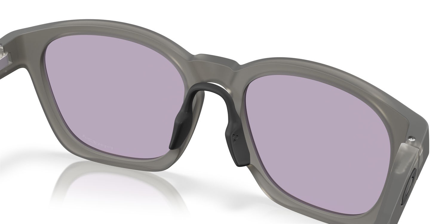 Sonnenbrillen Oakley Shackle OO 9507D (950704) farbe grigio fumo opaco form quadratisch gläser prizm ardesia