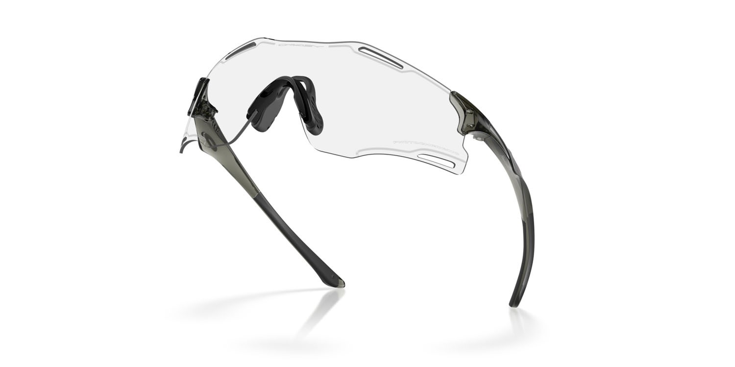 Sonnenbrillen Oakley Cybr Zero OO 9512D (951206) farbe grigio fumo traslucido form rechteckig gläser clear to black iridium photochromic