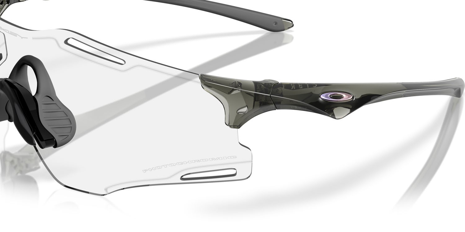Sonnenbrillen Oakley Cybr Zero OO 9512D (951206) farbe grigio fumo traslucido form rechteckig gläser clear to black iridium photochromic