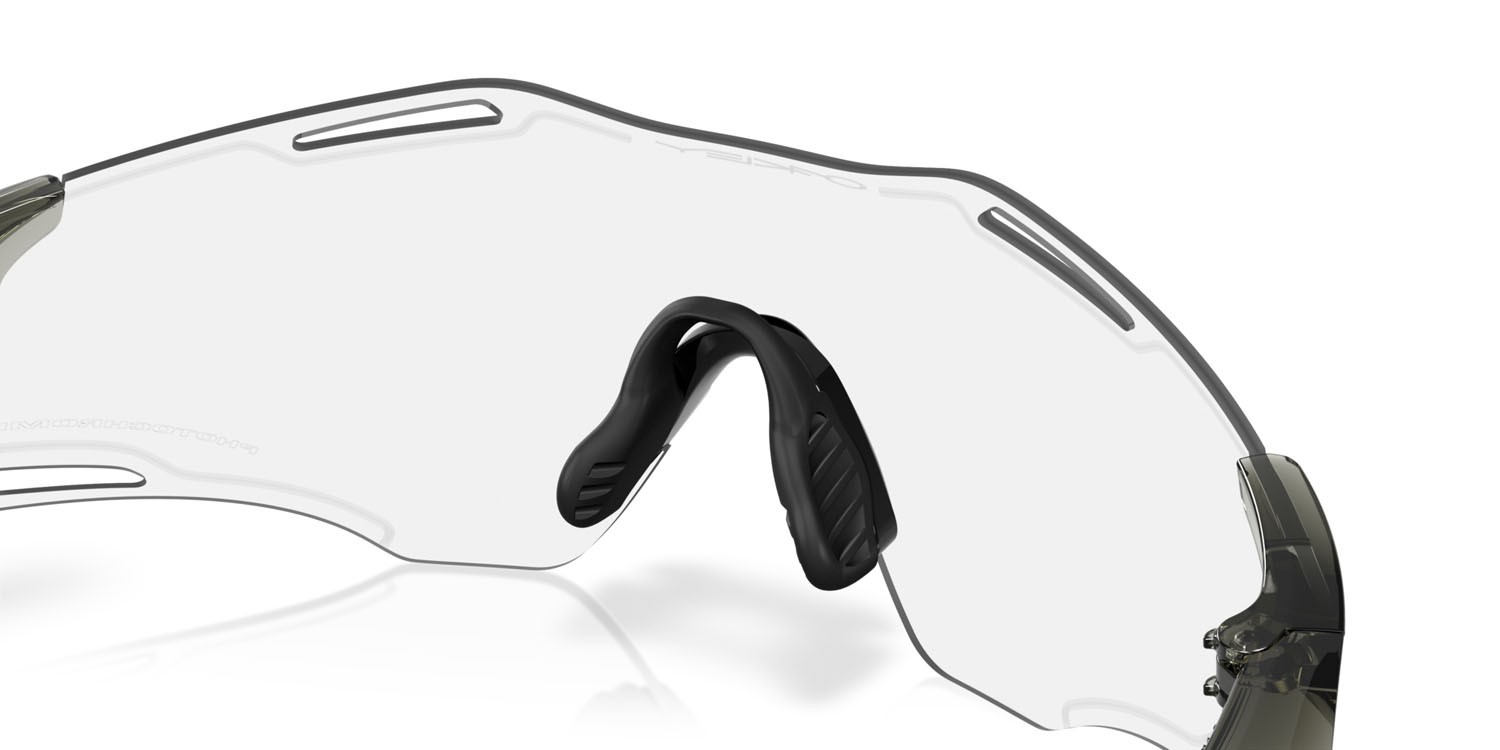 Sonnenbrillen Oakley Cybr Zero OO 9512D (951206) farbe grigio fumo traslucido form rechteckig gläser clear to black iridium photochromic
