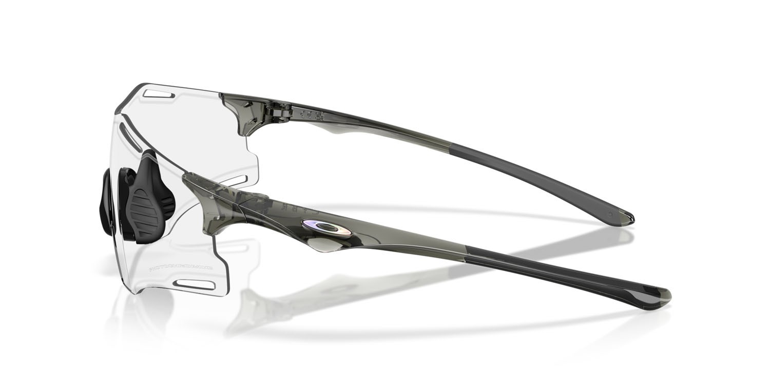 Sonnenbrillen Oakley Cybr Zero OO 9512D (951206) farbe grigio fumo traslucido form rechteckig gläser clear to black iridium photochromic