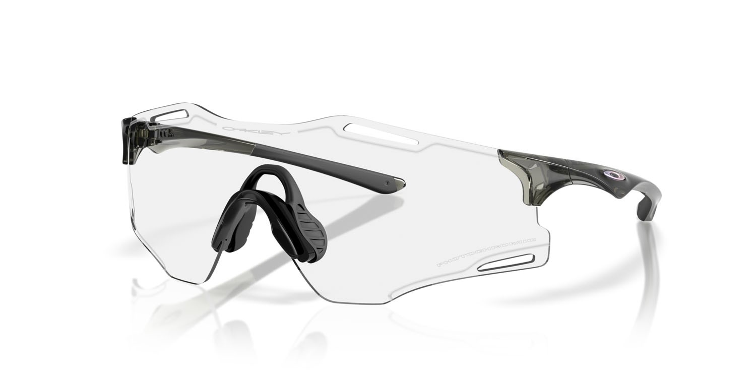 Sonnenbrillen Oakley Cybr Zero OO 9512D (951206) farbe grigio fumo traslucido form rechteckig gläser clear to black iridium photochromic