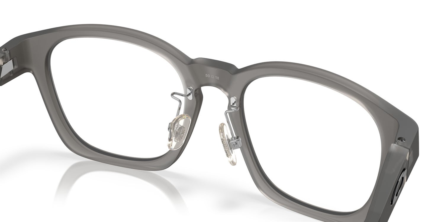Occhiali da vista Oakley Shackle OX 8197D (819702) colore grigio fumo satinato forma quadrato lenti lente demo
