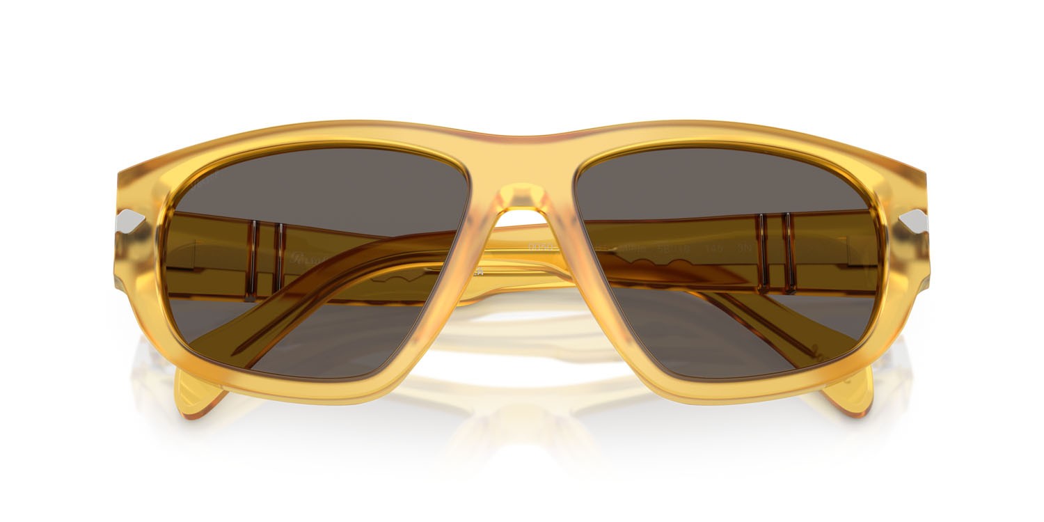 Occhiali da sole Persol PO 0050S (204/B1) colore miele forma irregolare lenti grigio scuro