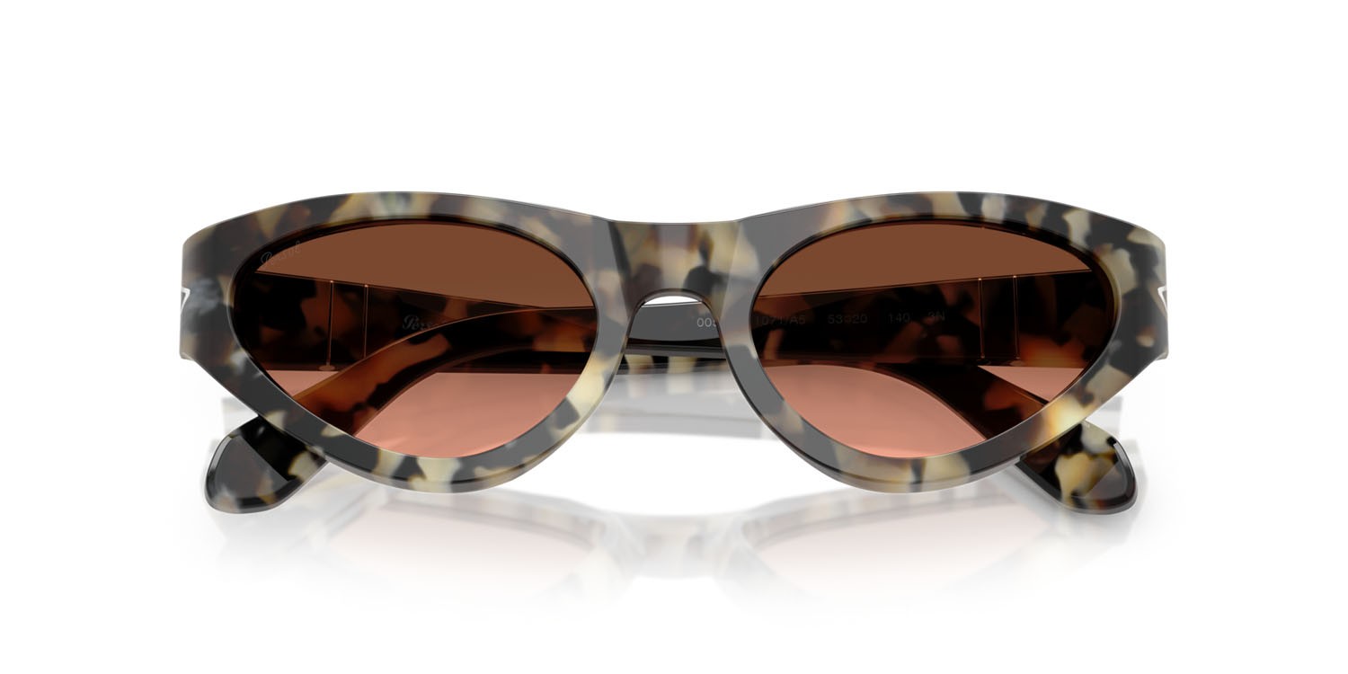 Occhiali da sole Persol PO 0052S (1071A5) colore tartarugato marrone forma farfalla lenti rosa sfumato marrone