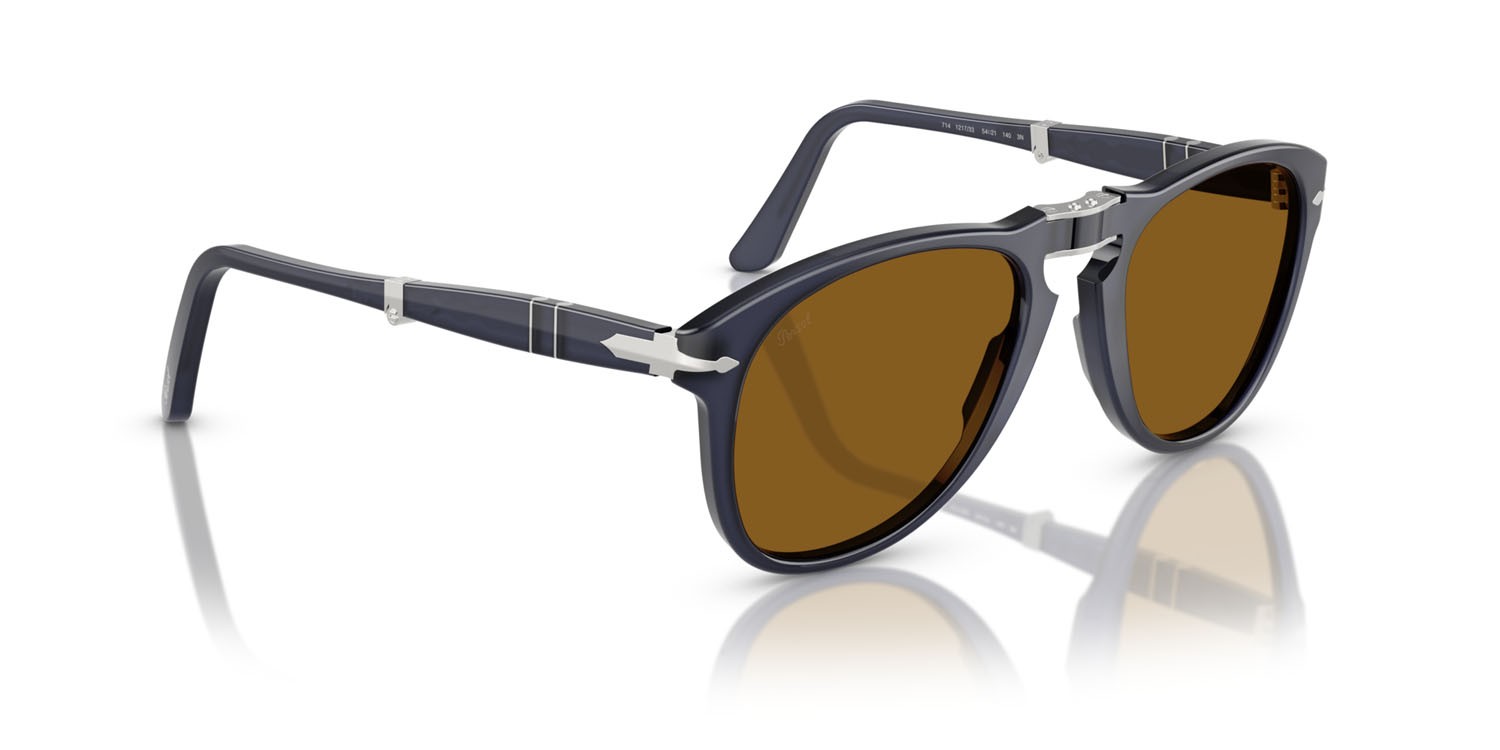 Occhiali da sole Persol Folding PO 0714 (121733) colore blu notte perlaceo forma aviator lenti marrone