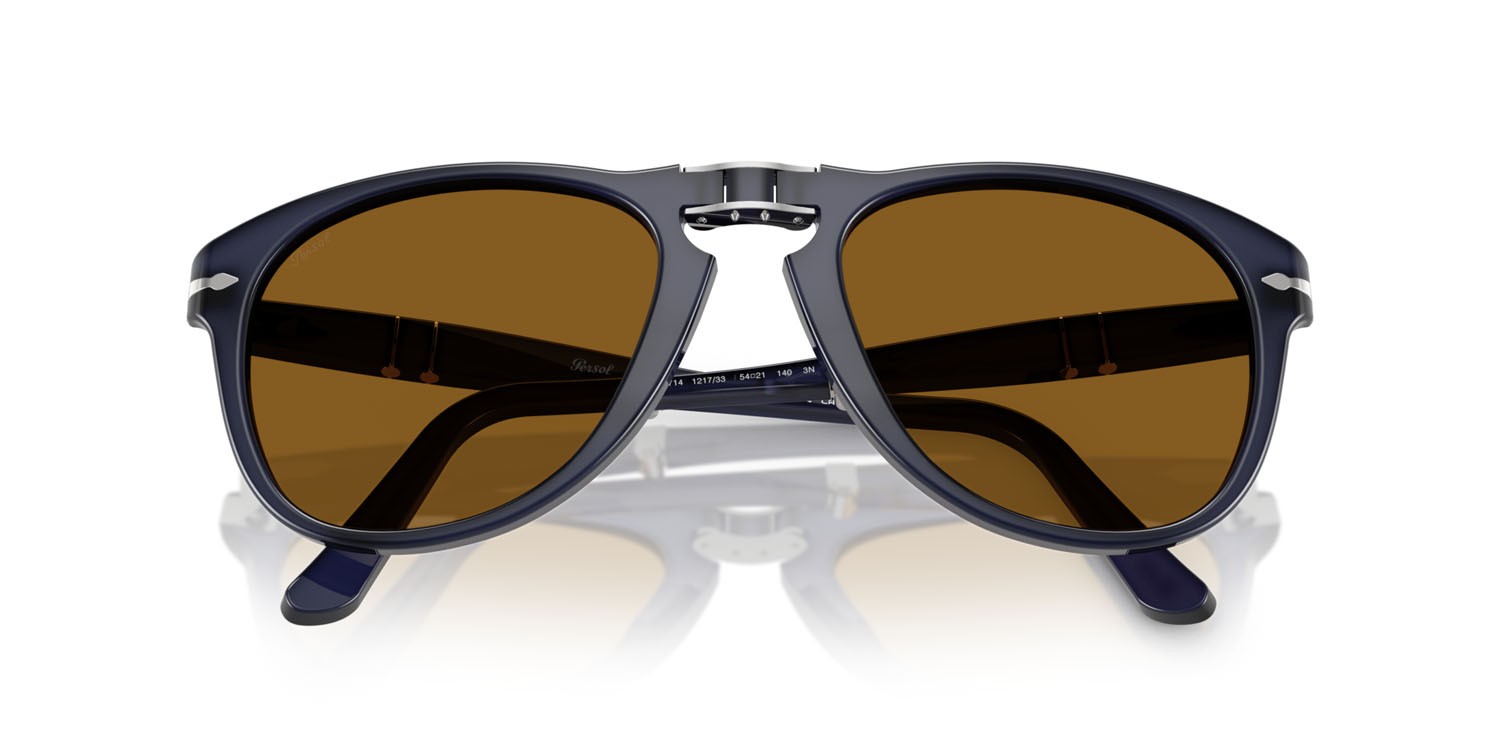 Occhiali da sole Persol Folding PO 0714 (121733) colore blu notte perlaceo forma aviator lenti marrone