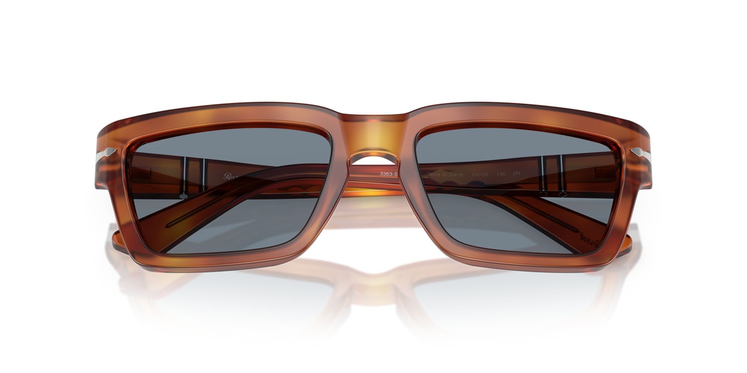 Occhiali da sole Persol PO 3363S (96/56) colore terra di siena forma rettangolare lenti blu