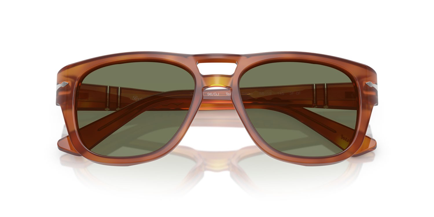 Occhiali da sole Persol PO 3366S (96/GJ) colore terra di siena forma quadrato lenti transitions 8 verde