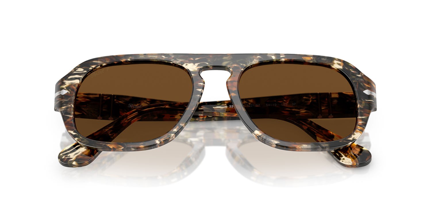 Occhiali da sole Persol PO 3369S (122157) colore marrone ambrato/pirate black forma aviator lenti polarizzata marrone